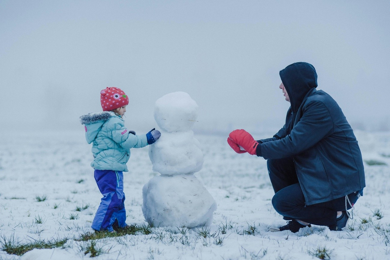 Què fer a la neu a més d'esquiar: plans per gaudir de la muntanya en família